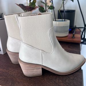 DV by Dolce Vita Olystia Stretch Bootie (7)
